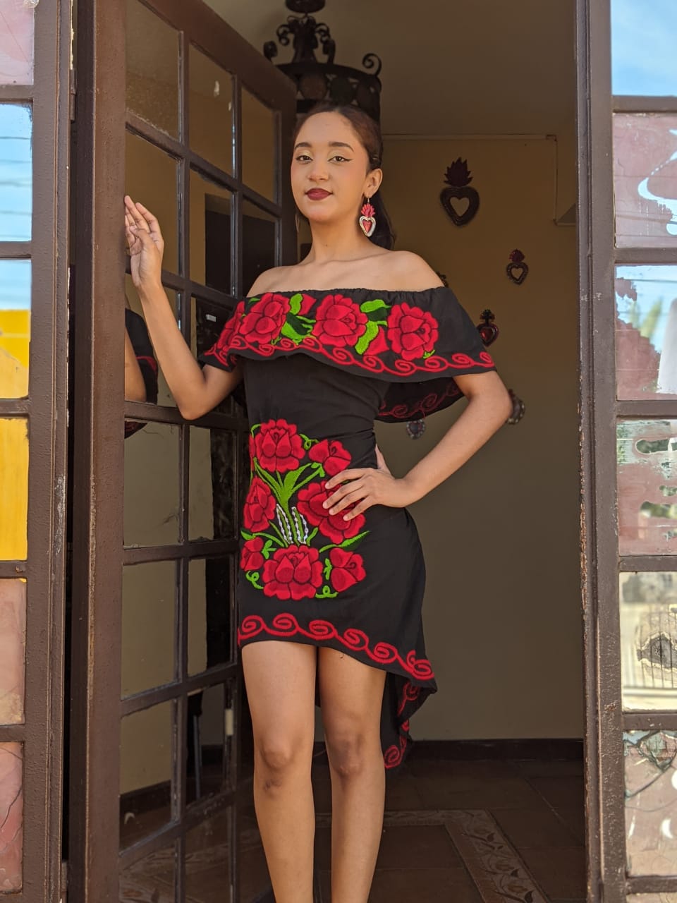 VESTIDO ACAMPANADO NEGRO CON ROJO - Image 2