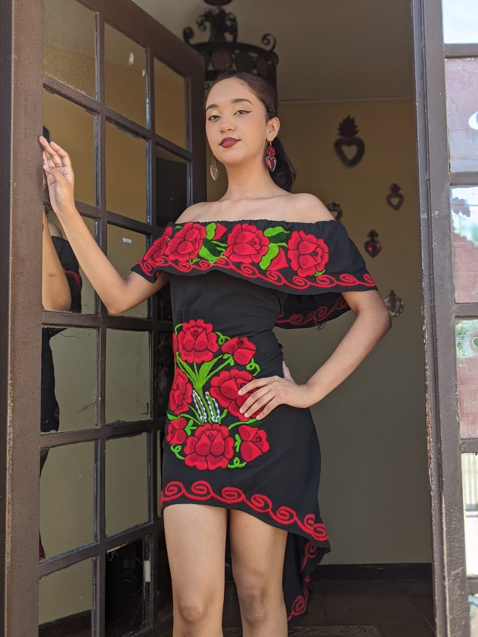 VESTIDO ACAMPANADO NEGRO CON ROJO